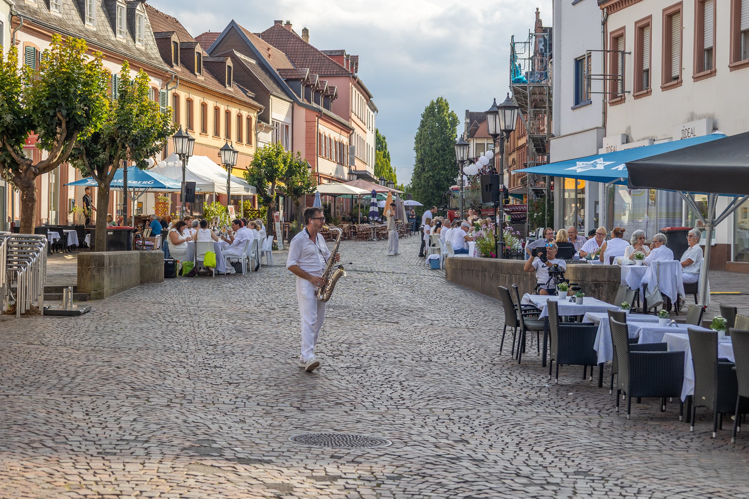 Gäste des White Dinners speisten an langen Tafeln ganz in weiß.