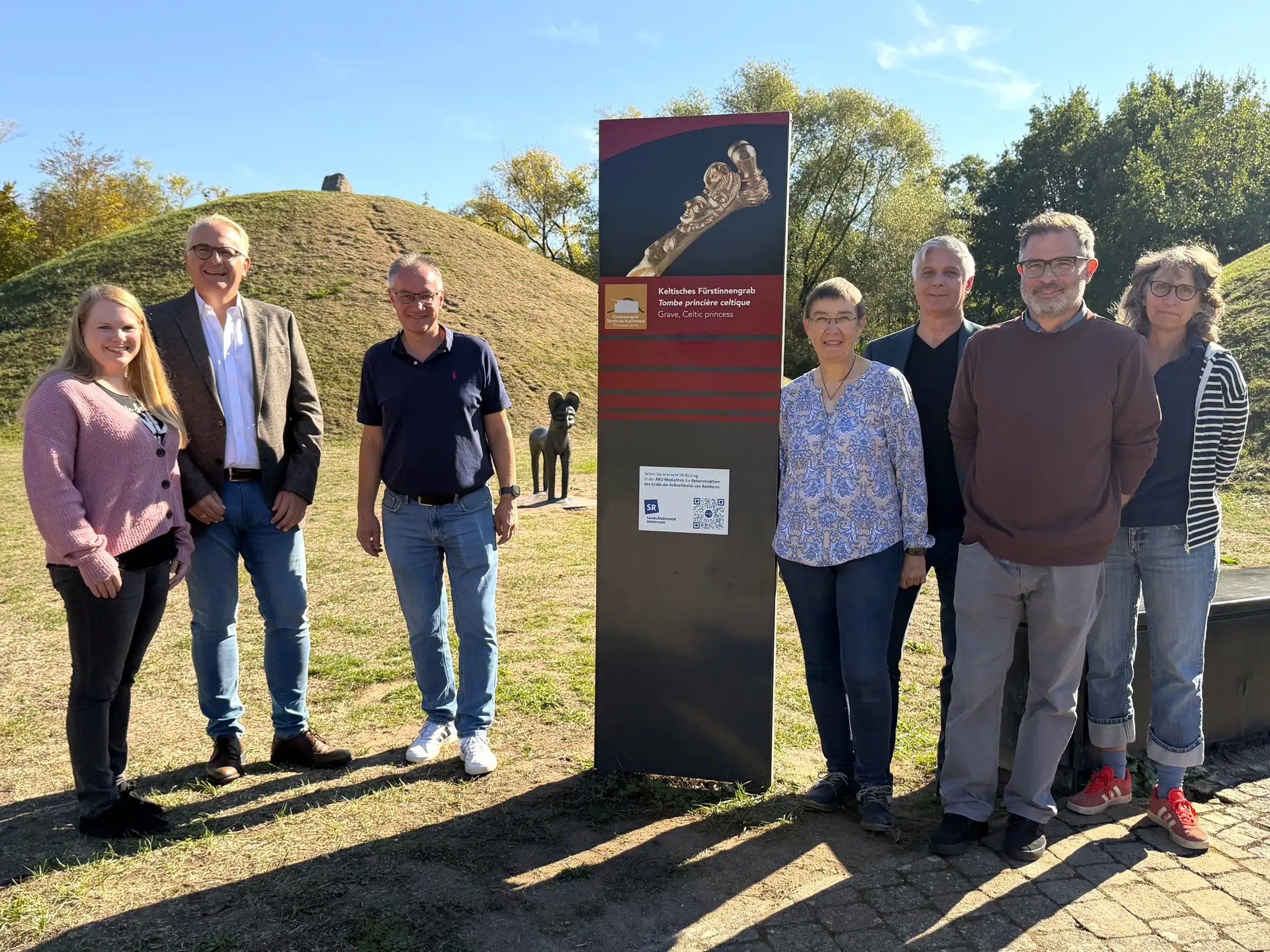 Bei der Einweihung der Plakette im Europäischen Kulturpark: Natascha Power, Dr. Frank Matheis, Landrat Frank John, Dr. Bettina Birkenhagen, Peter Meyer, Michael Ecker und Katrin Gruber (von links nach rechts).